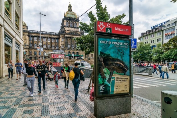 Velemloci na nás pokukují z plakátů po celé Praze